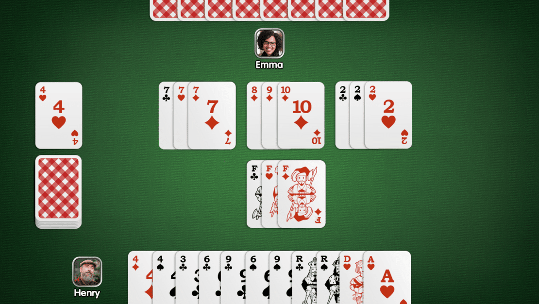Un tavolo di Ramino in cui un giocatore ha varie carte di alto valore